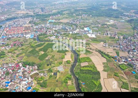 Xing'an. 9th Apr 2022. Foto aerea scattata il 9 aprile 2022 mostra il canale Lingqu nella contea di Xing'an, regione autonoma di Guangxi Zhuang della Cina meridionale. Lingqu, uno dei canali artificiali più antichi e meglio conservati del mondo, è stato iscritto sulle strutture di irrigazione del Patrimonio Mondiale nel 2018. Credit: Yuyuyuyuyuyuyuyuyuyuyuyuyuyuyuy Foto Stock