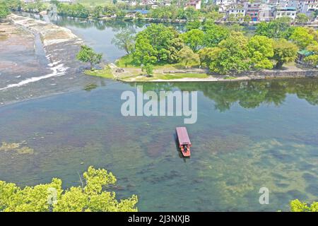 Xing'an. 9th Apr 2022. Foto aerea scattata il 9 aprile 2022 mostra il canale Lingqu nella contea di Xing'an, regione autonoma di Guangxi Zhuang della Cina meridionale. Lingqu, uno dei canali artificiali più antichi e meglio conservati del mondo, è stato iscritto sulle strutture di irrigazione del Patrimonio Mondiale nel 2018. Credit: Yuyuyuyuyuyuyuyuyuyuyuyuyuyuyuy Foto Stock