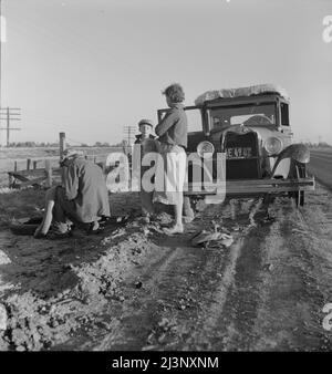 Famiglia di lavoratori agricoli migratori lungo la California Highway. USA 99. Foto Stock