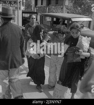 Le casalinghe di El Paso dopo una giornata di shopping a Juarez, Messico, dove beneficiano del tasso di cambio. Texas. Foto Stock