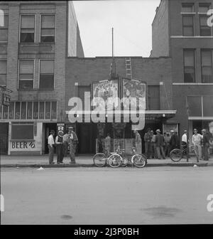 Gli uomini inattivi frequentano i film del mattino. Ci sono tre film di questo tipo in un blocco. Oklahoma City, Oklahoma. ['Air Cooled' cinema che mostra "Desert Guns" con Conway Tearle, e "The Singing Vagabond" con gene Autry]. Foto Stock