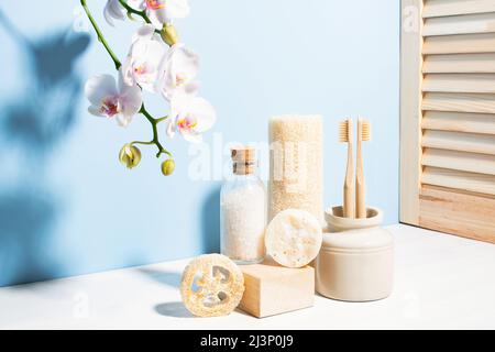 Set di prodotti per la cura personale, concetto di stile di vita senza rifiuti, accessori per il bagno Foto Stock