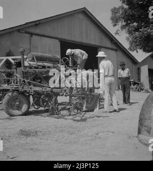 Aldridge Plantation, Mississippi. I conducenti di trattori non possono fare altro che guidare i trattori. Le riparazioni vengono effettuate dal meccanico presso il garage della piantagione. Foto Stock