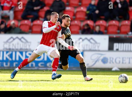 Il Conor Washington di Charlton Athletic e il ben Wiles di Rotherham United (a sinistra) combattono per la palla durante la partita della Sky Bet League One all'AESSEAL New York Stadium di Rotherham. Data foto: Sabato 9 aprile 2022. Foto Stock