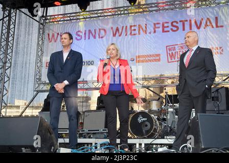 Vienna, Austria. 30 maggio 2010 Festival dei distretti a Karlsplatz a Vienna. La foto mostra Andreas Mailath-Pokorny (primo da L), consigliere comunale per la cultura dal 2001 al 2018 e Harry Kopietz (terzo da L), politico austriaco (SPÖ) Foto Stock