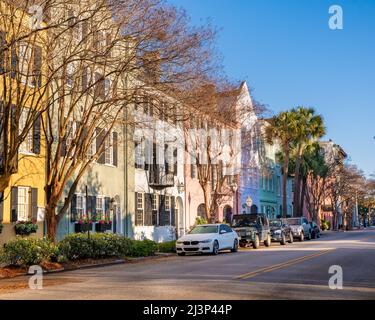 Charleston, South Carolina, USA - 18 marzo 2022: Scena stradale nella storica città meridionale di Charleston, South Carolina, con il simbolo Rainbow Row c Foto Stock