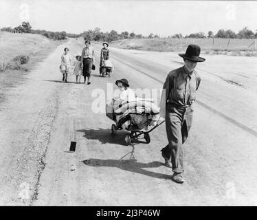 La famiglia cammina sull'autostrada, cinque bambini. Iniziato da Idabel, Oklahoma. Direzione Krebs, Oklahoma. Contea di Pittsburg, Oklahoma. Nel 1936 il padre coltivò i terzi e i quarti a Eagleton, McCurtain County, Oklahoma. È stato preso malato con polmonite e fattoria persa. Impossibile ottenere il lavoro sulle Prjects di lavoro [ad es Progetti] Amministrazione e rifiutò soccorso in contea di quindici anni di residenza a causa di residenza temporanea in un'altra contea dopo la sua malattia. Foto Stock