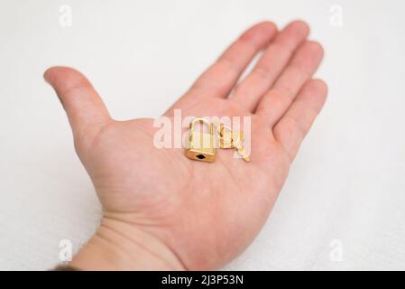 Un uomo tiene la serratura alle chiavi. Il concetto di protezione dei dati personali. Foto Stock