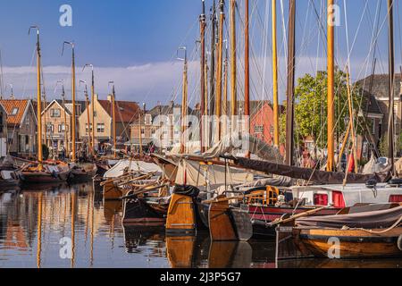 Porto del villaggio di pescatori olandese Spakenburg sull'ex Zuiderzee con vecchie barche da pesca Botter tradizionali. Foto Stock