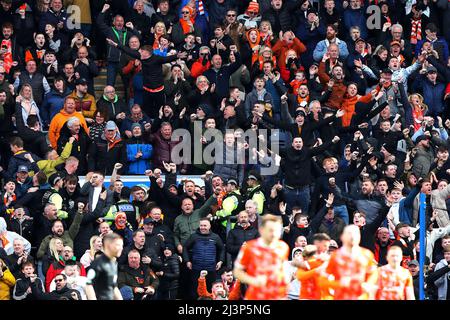 I fan di Blackpool festeggiano dopo che Marvin Ekpiteta (non raffigurato) di Blackpool segna il primo goal della partita durante la partita del campionato Sky Bet a Ewood Park, Blackburn. Data foto: Sabato 9 aprile 2022. Foto Stock