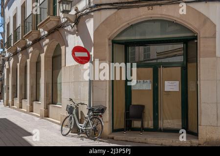 Felanitx, Spagna; aprile 07 2022: Chiusura dell'ufficio della banca Banca marzo e in stato di abbandono. Felanitx, isola di Maiorca, Spagna Foto Stock