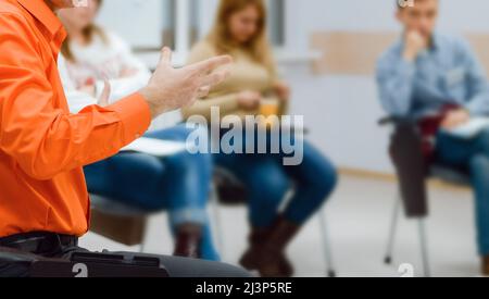 Il docente conduce una lezione, una formazione. Foto Stock