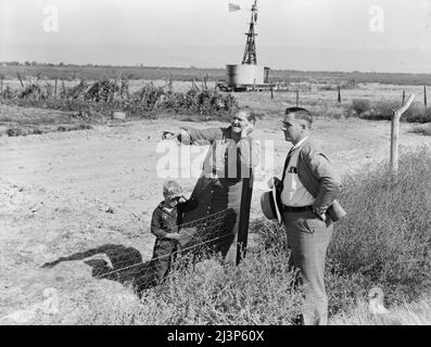 Cliente di riabilitazione rurale che parla con il supervisore della contea, Farm Security Administration (FSA), contea di Tulare, California. Dice: "Un giorno costruirò la mia casa. Proprio lì accanto a quel giardino". Foto Stock