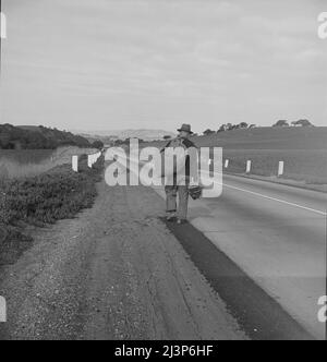 Sulla U.S. 101 vicino a San Luis Obispo, California. Lavoratore itinerante. Non il vecchio tipo "Bindle-Stiff". Foto Stock