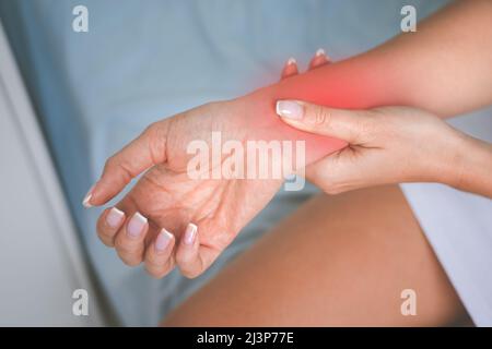 Donna con sindrome del tunnel carpale. Donna sensazione di intorpidimento, formicolio e dolore alla mano o al polso. Lesione della mano, artrite o malattia neurologica Foto Stock