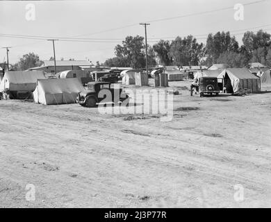 Vicino a Holtville, Imperial Valley, California. Alloggio di lavoro migratorio durante il raccolto di carota. Questo campo di proprietà del proprietario di adiacente negozio di alimentari che permette ai lavoratori di accampare qui affitto-free. Circa sessanta famiglie vivevano nel campo. Foto Stock