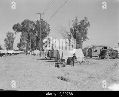 Vicino a Holtville, Imperial Valley, California. Alloggio di lavoro migratorio durante il raccolto di carota. Questo campo di proprietà del proprietario di adiacente alimentari e negozio generale che permette ai lavoratori di accampare qui affitto-free. Circa sessanta famiglie vivevano nel campo qui. Foto Stock