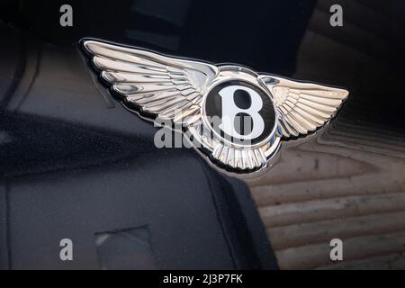 Slovenia, Lubiana - Marzo 9 2022: Logo Bentley badge di auto di lusso. Foto Stock