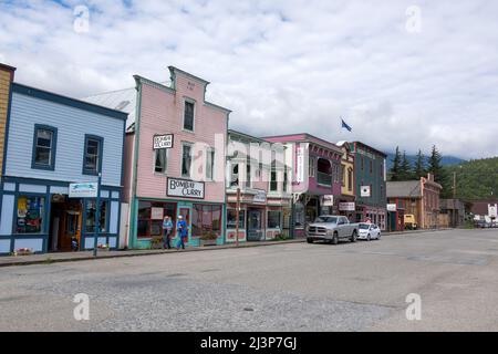 Edifici storici su 5th Ave Skagway principalmente negozi e ristoranti tra cui Bombay Curry, radio Shack. Skagway Alaska Una nave da crociera popolare si ferma in Foto Stock