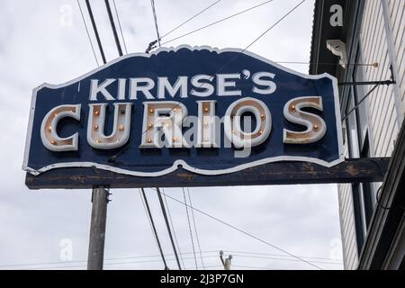 Vecchio segno illuminato retro fuori di Kirmse's Curio Shop un negozio di antiquariato su Broadway Skagway Alaska Foto Stock