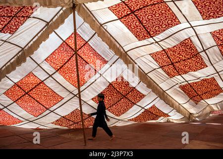 New Delhi, India. 08th Apr 2022. Bambini che giocano nel Jama Masjid durante il mese santo del Ramadan nella vecchia Delhi. (Foto di Mohsin Javed/Pacific Press) Credit: Pacific Press Media Production Corp./Alamy Live News Foto Stock