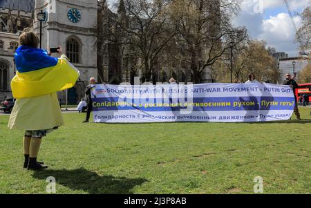 Londra, Regno Unito. 09th Apr 2022. I manifestanti si riuniscono in Piazza del Parlamento e il movimento laburista per l'Ucraina e LA PCS Union nel centro di Londra ha organizzato una protesta "Defend Ukraine" Foto Stock