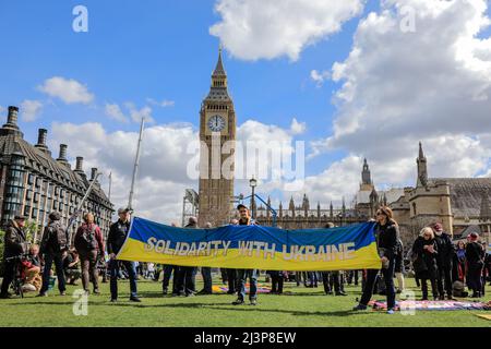 Londra, Regno Unito. 09th Apr 2022. I manifestanti si riuniscono in Piazza del Parlamento e il movimento laburista per l'Ucraina e LA PCS Union nel centro di Londra ha organizzato una protesta "Defend Ukraine" Foto Stock