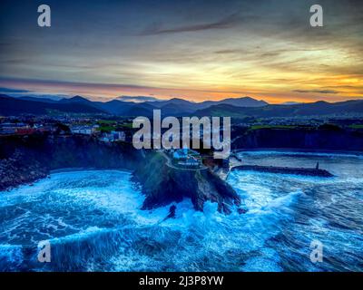 Vista aerea di Luarca nelle Asturie dal mare al tramonto. Spagna Foto Stock
