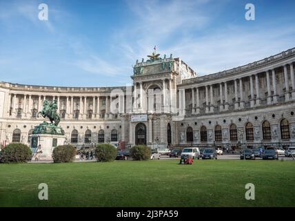 Piazza Heldenplatz con il Palazzo di Hofburg Neue Burg e la statua del Principe Eugene - Vienna, Austria Foto Stock
