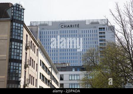 Berlino, Germania. 09th Apr 2022. Più di 800 rifugiati ucraini sono stati trattati alla Charite di Berlino. La Charite è uno dei più grandi ospedali universitari d'Europa, affiliato all'Università Humboldt e alla libera Università di Berlino. (Foto di Michael Kuenne/PRESSCOV/Sipa USA) Credit: Sipa USA/Alamy Live News Foto Stock