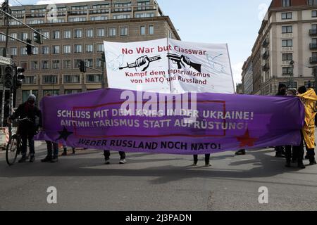 Berlino, Germania. 09th Apr 2022. I manifestanti si sono riuniti a Berlino Mitte in un raduno anti-imperialista per protestare contro la guerra in Ucraina, contro la NATO e l'esercito tedesco. (Foto di Michael Kuenne/PRESSCOV/Sipa USA) Credit: Sipa USA/Alamy Live News Foto Stock