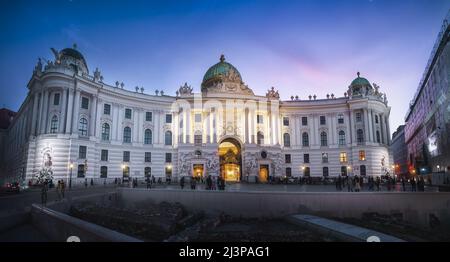 Vista panoramica dell'ala St Michaels del Palazzo di Hofburg a Michaelerplatz di notte - Vienna, Austria Foto Stock