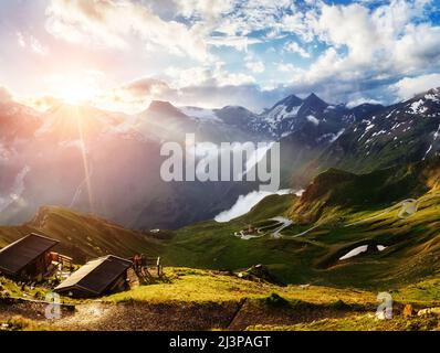 Una grande vista sulle verdi colline incandescente dalla luce del sole. Drammatica e pittoresca scena di mattina. Sito famoso resort Grossglockner Strada alpina, Au Foto Stock