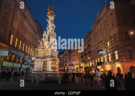 Graben Street e colonna di peste di notte - Vienna, Austria Foto Stock