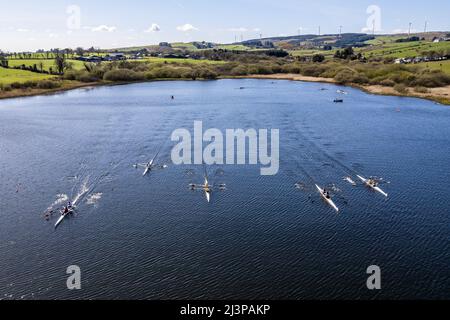 Drinagh, West Cork, Irlanda. 9th Apr 2022. Lo Skibbereen Rowing Club ha tenuto oggi una regata del 1km sul lago di Drinagh. I club hanno partecipato da tutta Munster in quella che era una giornata molto soleggiata e calda. La corsa è stata molto vicina durante tutto il giorno. Credit: AG News/Alamy Live News Foto Stock