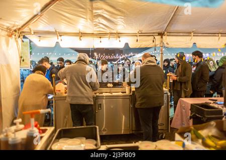 Dearborn, Michigan, Stati Uniti. , . Il Ramadan Suhoor Festival attira migliaia di visitatori ogni venerdì e sabato sera durante il Ramadan. Suhoor è il pasto pre-alba i musulmani mangiano prima di iniziare un altro giorno di digiuno. Il festival è segnato da decine di venditori di cibo, socializzare, e recitazioni quarane. Credit: Jim West/Alamy Live News Foto Stock