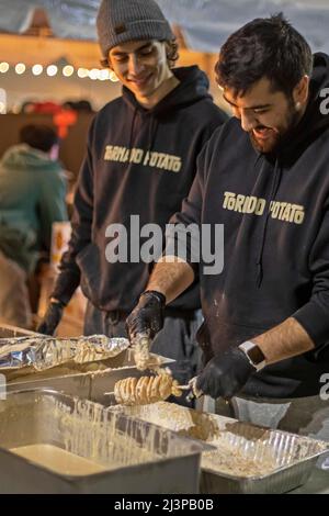 Dearborn, Michigan, Stati Uniti. , . Il Ramadan Suhoor Festival attira migliaia di visitatori ogni venerdì e sabato sera durante il Ramadan. Suhoor è il pasto pre-alba i musulmani mangiano prima di iniziare un altro giorno di digiuno. Il festival è segnato da decine di venditori di cibo, socializzare, e recitazioni quarane. Credit: Jim West/Alamy Live News Foto Stock