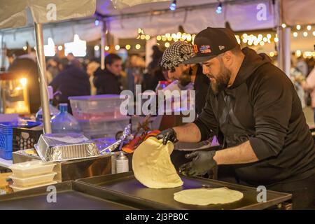 Dearborn, Michigan, Stati Uniti. , . Il Ramadan Suhoor Festival attira migliaia di visitatori ogni venerdì e sabato sera durante il Ramadan. Suhoor è il pasto pre-alba i musulmani mangiano prima di iniziare un altro giorno di digiuno. Il festival è segnato da decine di venditori di cibo, socializzare, e recitazioni quarane. Credit: Jim West/Alamy Live News Foto Stock