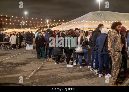 Dearborn, Michigan, Stati Uniti. , . Lunghe file di persone attendono ai venditori di cibo durante il Ramadan Suhoor Festival. Il festival attira migliaia di persone ogni venerdì e sabato sera durante il Ramadan. Suhoor è il pasto pre-alba i musulmani mangiano prima di iniziare un altro giorno di digiuno. Credit: Jim West/Alamy Live News Foto Stock