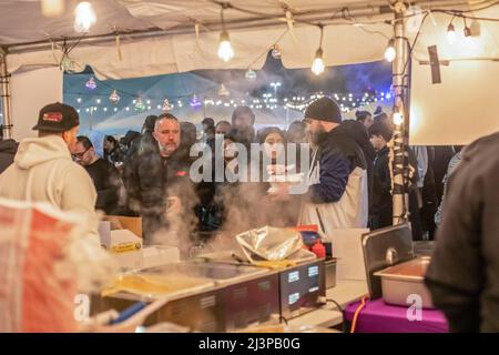 Dearborn, Michigan, Stati Uniti. , . Il Ramadan Suhoor Festival attira migliaia di visitatori ogni venerdì e sabato sera durante il Ramadan. Suhoor è il pasto pre-alba i musulmani mangiano prima di iniziare un altro giorno di digiuno. Il festival è segnato da decine di venditori di cibo, socializzare, e recitazioni quarane. Credit: Jim West/Alamy Live News Foto Stock