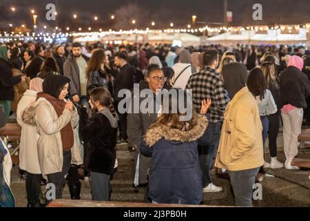 Dearborn, Michigan, Stati Uniti. , . Il Ramadan Suhoor Festival attira migliaia di visitatori ogni venerdì e sabato sera durante il Ramadan. Suhoor è il pasto pre-alba i musulmani mangiano prima di iniziare un altro giorno di digiuno. Il festival è segnato da decine di venditori di cibo, socializzare, e recitazioni quarane. Credit: Jim West/Alamy Live News Foto Stock