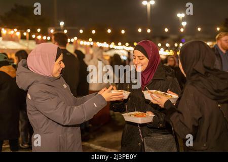 Dearborn, Michigan, Stati Uniti. , . Il Ramadan Suhoor Festival attira migliaia di visitatori ogni venerdì e sabato sera durante il Ramadan. Suhoor è il pasto pre-alba i musulmani mangiano prima di iniziare un altro giorno di digiuno. Il festival è segnato da decine di venditori di cibo, socializzare, e recitazioni quarane. Credit: Jim West/Alamy Live News Foto Stock