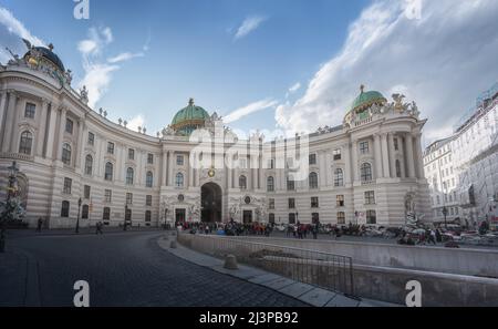 Vista panoramica dell'ala St Michaels del Palazzo Hofburg a Michaelerplatz - Vienna, Austria Foto Stock
