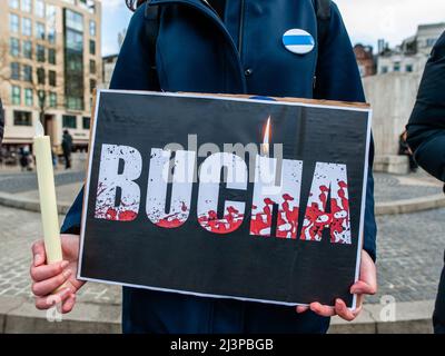 Si vede una donna che tiene un cartello con il nome di Bucha su di esso e una candela. Dopo i terribili eventi accaduti a Bucha (Ucraina) questa settimana, la comunità russa nei Paesi Bassi ha organizzato una veglia di dolore per commemorare le vittime delle atrocità della Federazione russa. La gente si radunò in piazza Dam indossando abiti neri e cartelli con i nomi delle città ucraine attaccate dall'esercito russo. L'evento è stato un'azione di lutto silenzioso senza annunci o discorsi. (Foto di Ana Fernandez/SOPA Images/Sipa USA) Foto Stock
