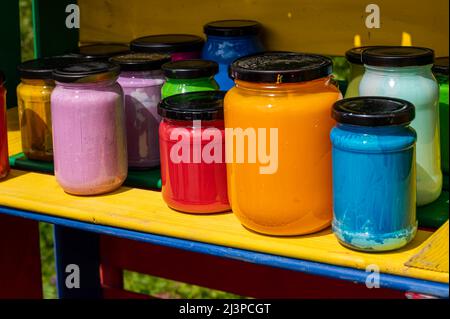 Bottiglie con vernici acriliche di vari colori. Blu, giallo, arancione, rosso, rosa e verde. Tavolozza dei colori. Foto Stock