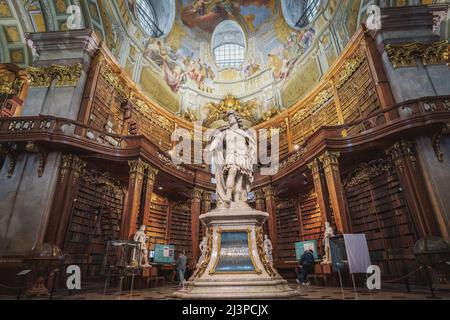 Statua dell'imperatore Carlo VI nel Palazzo di Stato della Biblioteca Nazionale austriaca - Vienna, Austria Foto Stock