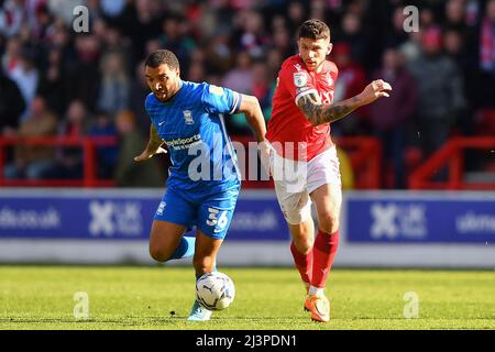 NOTTINGHAM, REGNO UNITO. APR 9th Tobias Figueiredo di Nottingham Forest batte con Troy Deeney di Birmingham City durante la partita Sky Bet Championship tra Nottingham Forest e Birmingham City at the City Ground, Nottingham sabato 9th aprile 2022. (Credit: Jon Hobley | MI News) Credit: MI News & Sport /Alamy Live News Foto Stock