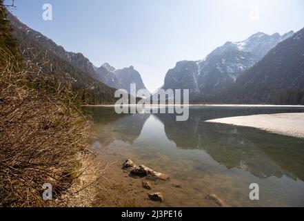 Vista lago di montagna, Dolomiti Foto Stock