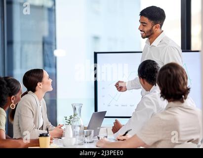 Un obiettivo senza un piano è solo un desiderio. Scatto di un giovane che dà una presentazione in un ufficio moderno. Foto Stock