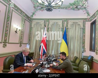 Il primo ministro britannico Boris Johnson fa una visita senza preavviso a Kiev, Ucraina, per un incontro con il presidente ucraino Volodymyr Zelensky. FOTO: Andrij Sybiha - l'Ufficio presidenziale Ucraina/ho Foto Stock
